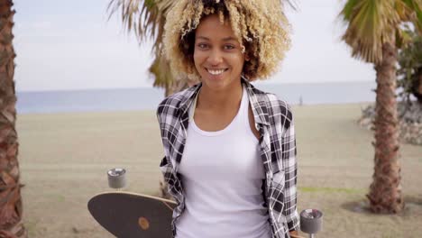 hermosa chica sexy con longboard en la playa