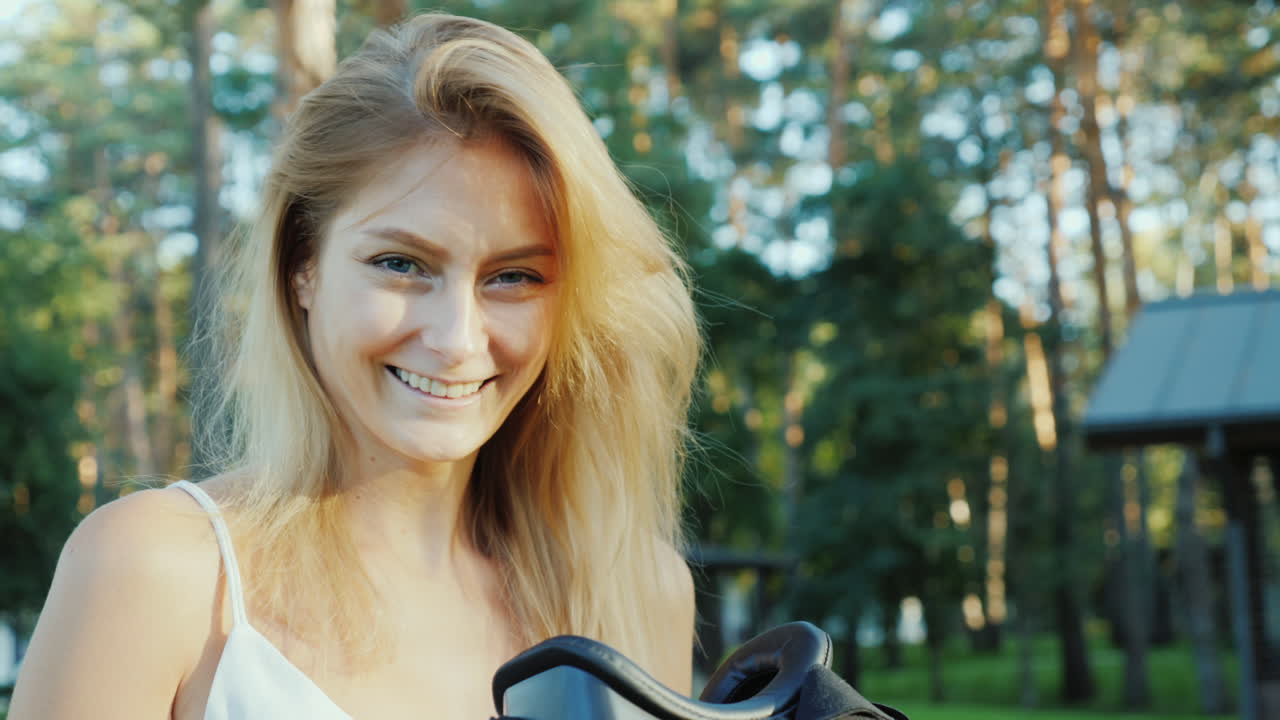 Giovane donna indossa occhiali 3D davanti alla telecamera, sorridendo, invitando al mondo virtuale. Video 4K.