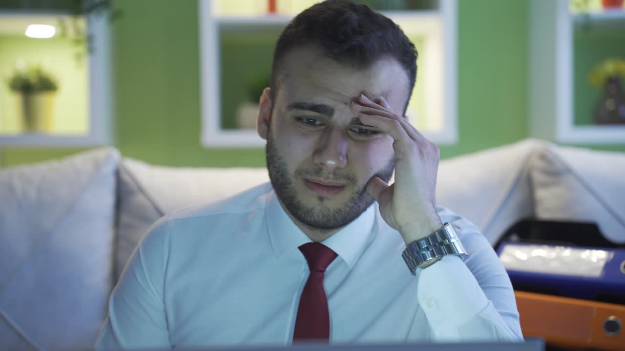 Uomo d'affari frustrato, uomo d'affari che usa il portatile
