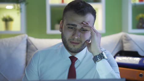 hombre de negocios frustrado, hombre de negocios usando una computadora portátil.