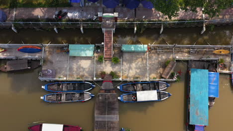 Vista-Aérea-De-Arriba-Hacia-Abajo-Del-Puerto-Deportivo-De-Barcos-En-Un-Canal-En-El-Distrito-De-Binh-Thanh-En-La-Ciudad-De-Ho-Chi-Minh,-Vietnam