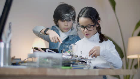 dos niños haciendo un proyecto escolar en ingeniería