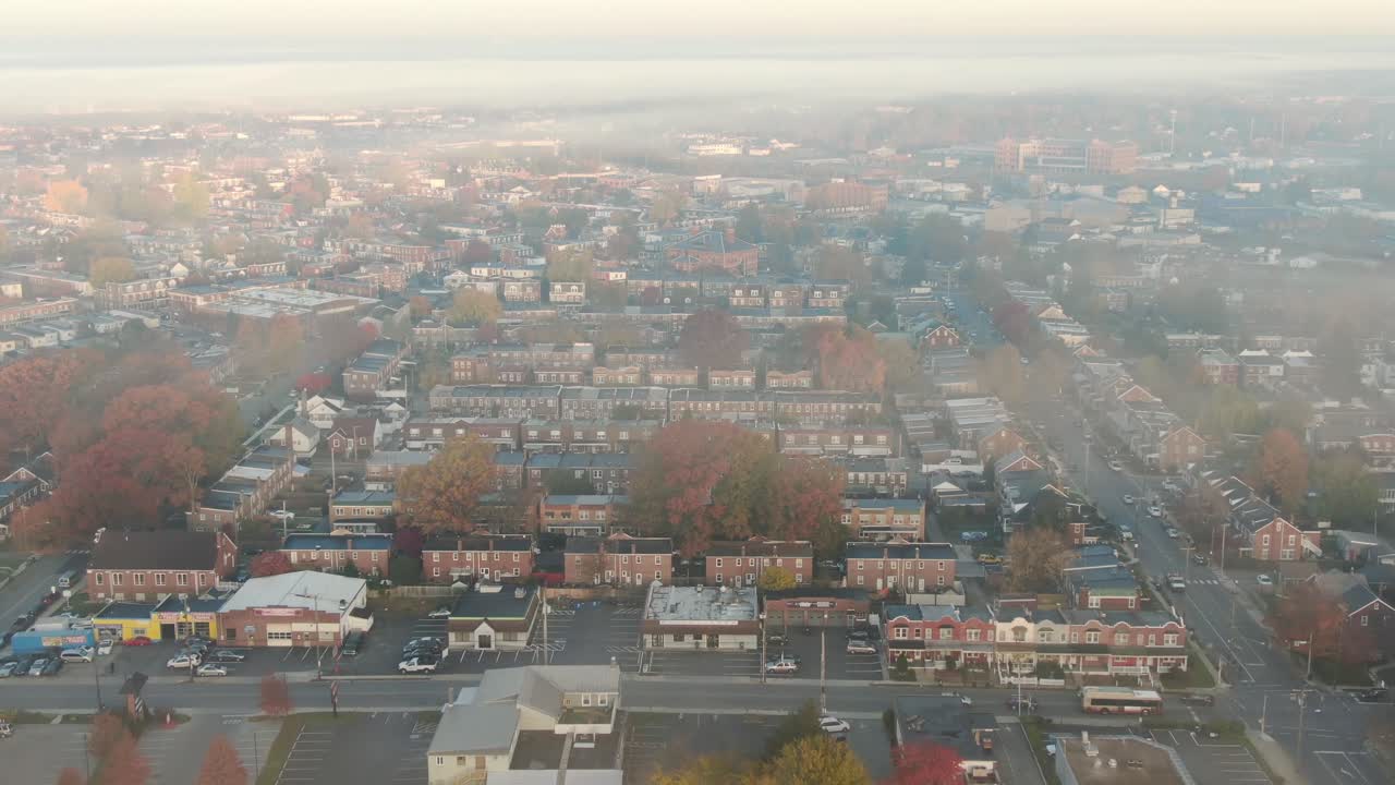 미국, 미국의 도시 도시를 드러내기 위해 안개 구름을 통해 하강하는 공중 드론 샷