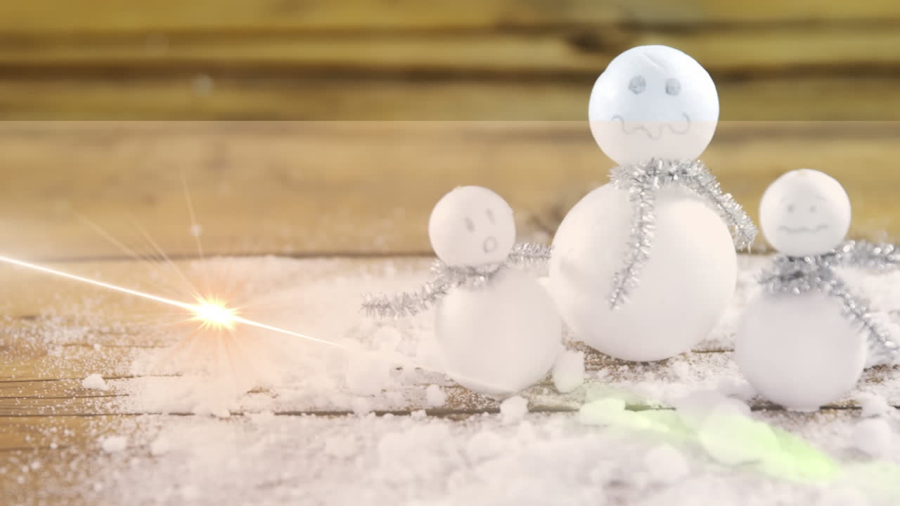 나무 표면에 있는 스노우맨 위에 움직이는 빛의 애니메이션