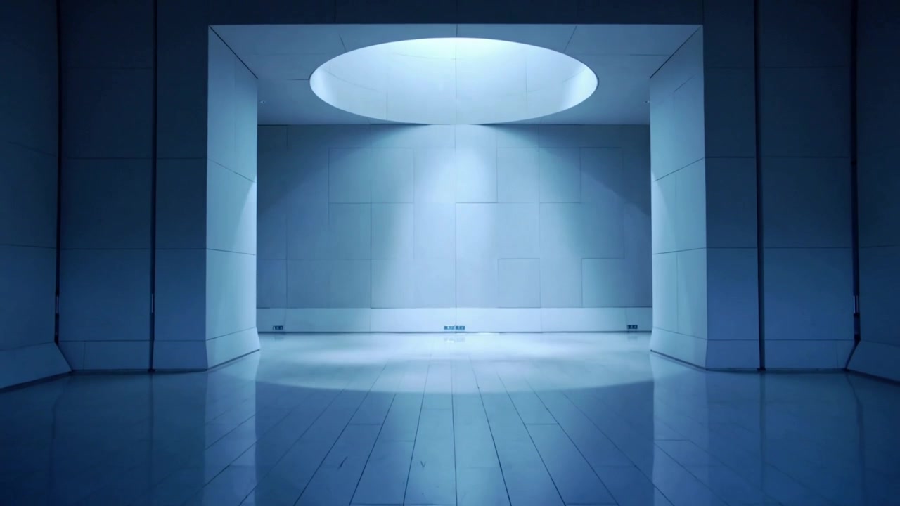 Lucernario che si illumina, inviando un fascio di luce che si allarga in un'alcova dello studio, formando riflessi sul pavimento.