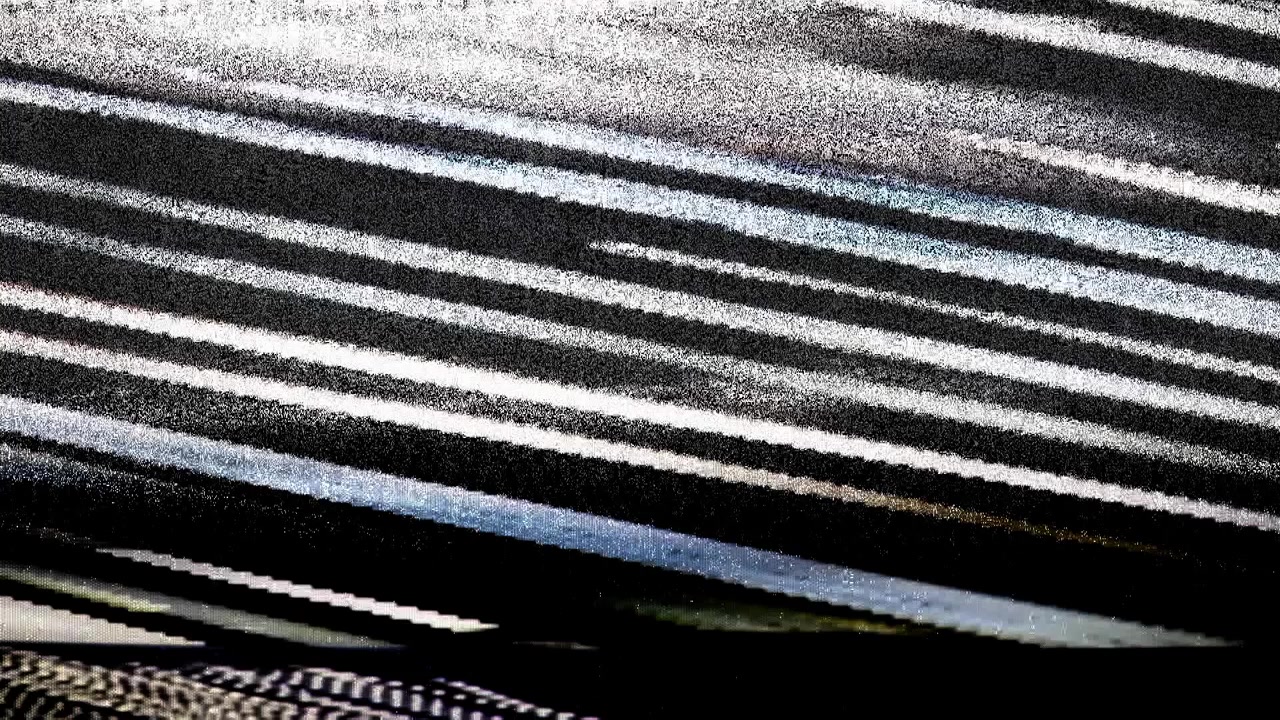 Abstraktní šum digitálního glitche a statický přechod