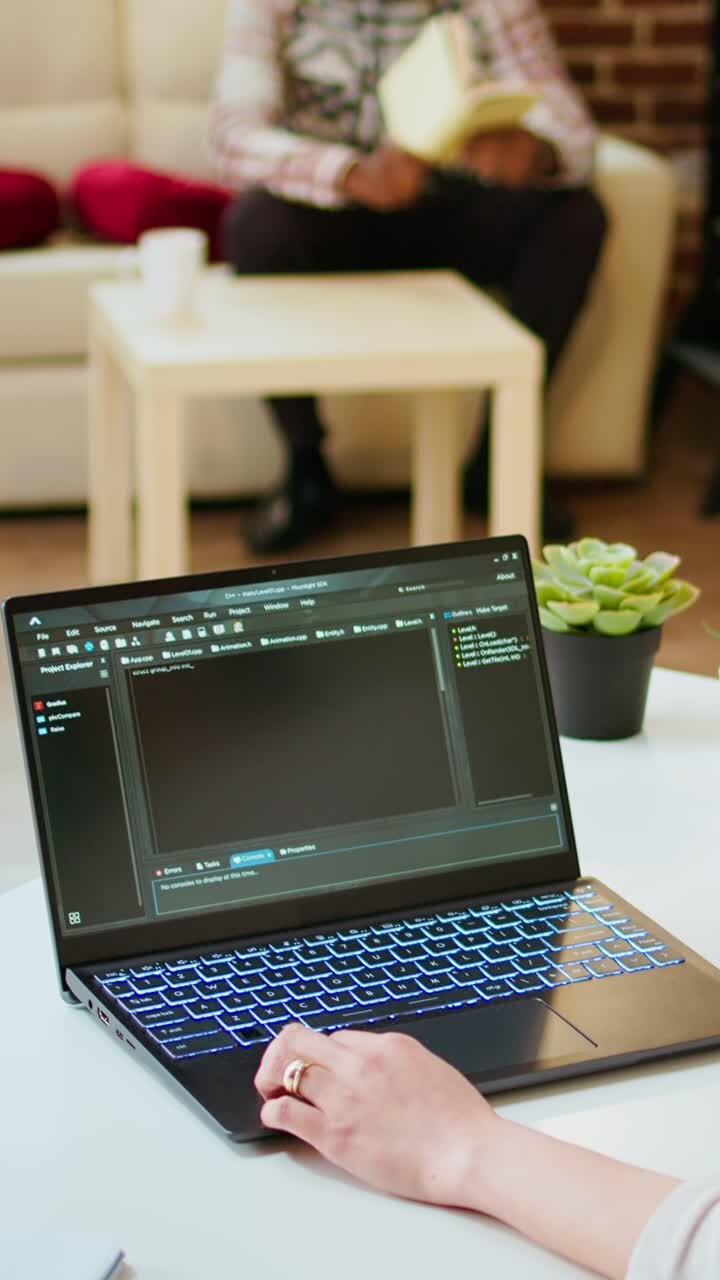 Vídeo vertical Una programadora asiática trabaja en un software de codificación en una oficina en casa