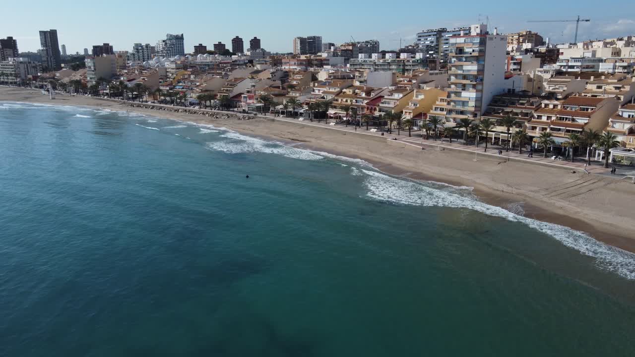 Playa de El Campello, España, en un día soleado de otoño