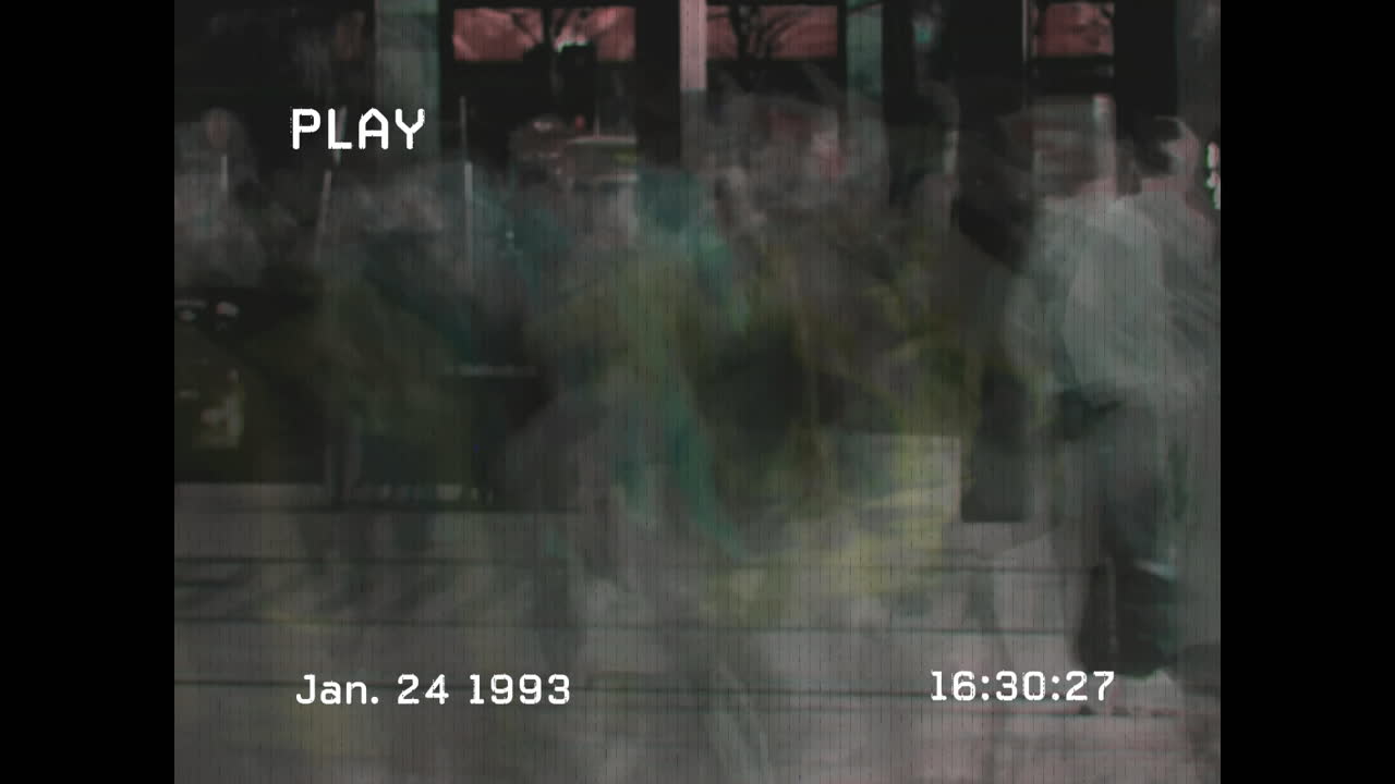 con bandas de interferencia de pantalla que muestran a un peatón caminando