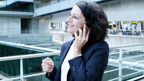 Smiling-businesswoman-talking-by-cell-phone