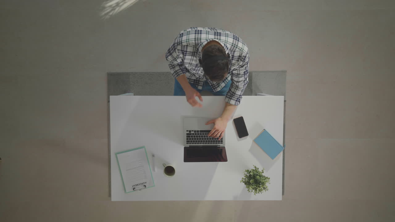 hombre trabajando en la computadora portátil y teniendo llamada