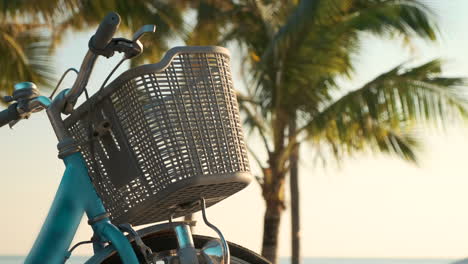 bicicleta azul en una playa al atardecer