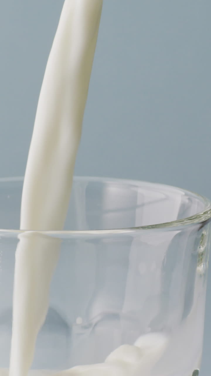видео стакана молока с копировальным пространством на синем фоне
