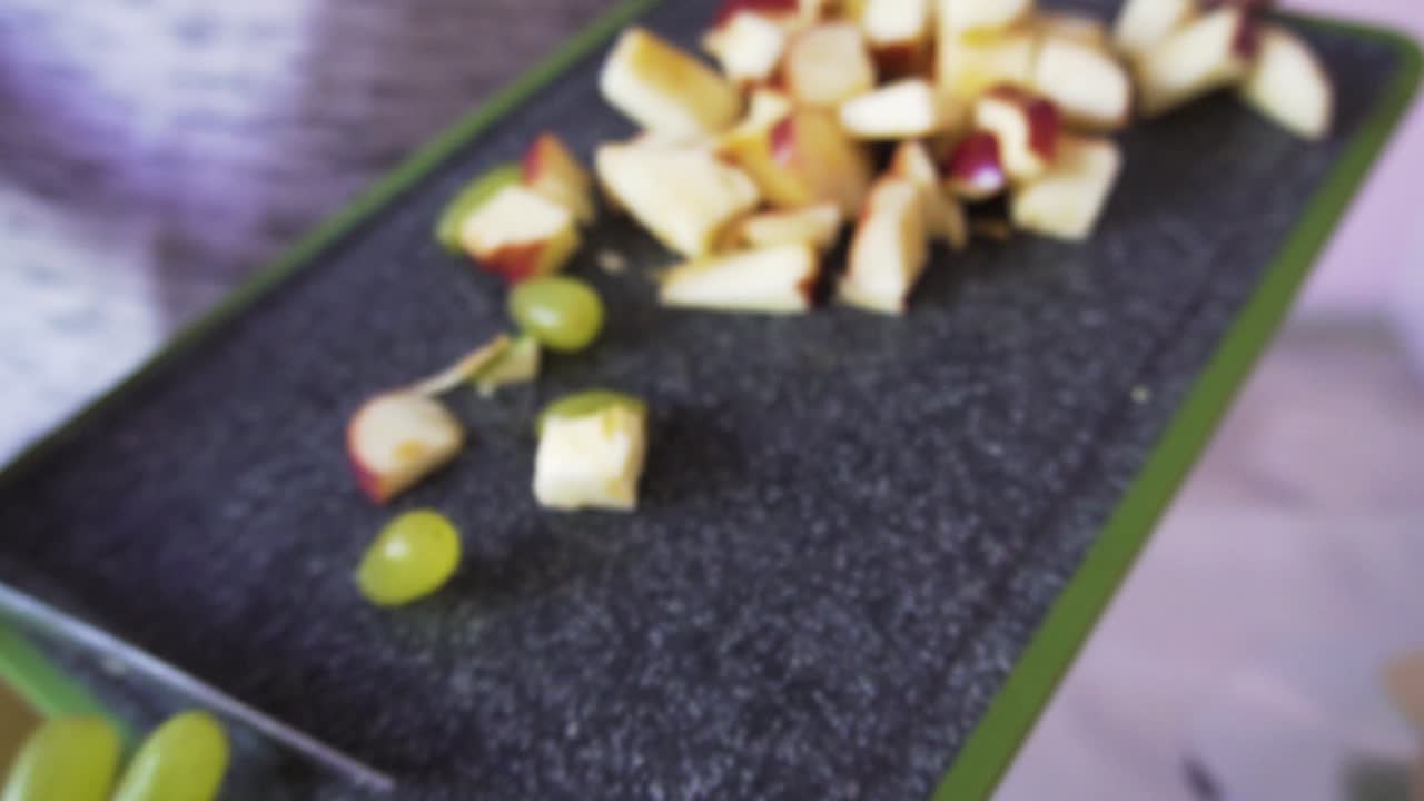 그릇에 샐러드를 섞는 젊은 남자