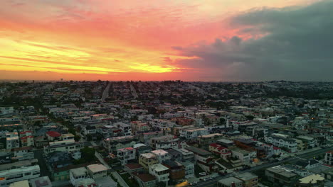 Paisaje-Urbano-Interminable-De-Los-ángulos-Con-El-Cielo-Ardiente-Del-Amanecer,-Vista-Aérea