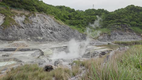 vista lejana del vapor de aguas termales