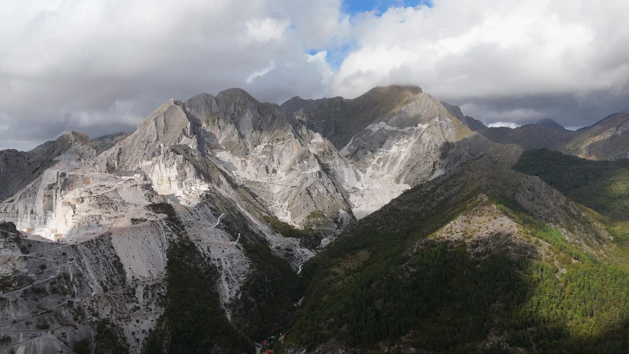 los escarpados alpes de apuan en toscana con canteras de mármol cortando a través del paisaje, vista aérea