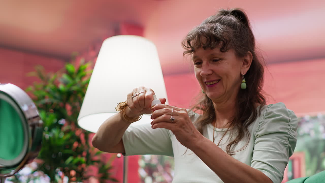 anciana haciendo su rutina diaria antienvejecimiento con productos para el cuidado de la piel