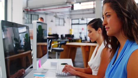 mujeres ejecutivas de negocios que trabajan con computadora