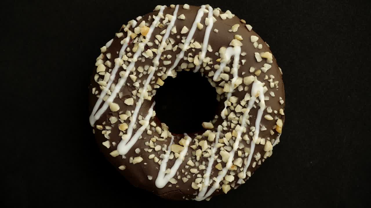 el donut glazado de primer plano.