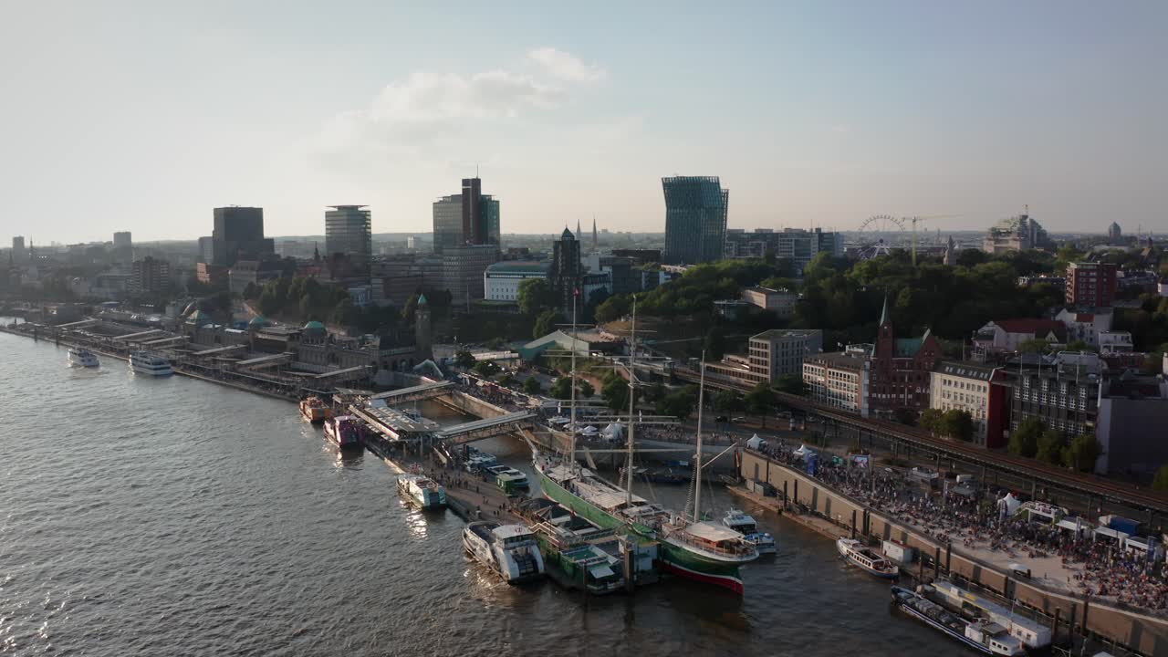 항해 보트와 골든 아워에 사람들의 군중 함부르크 유람선 일에 함부르크 landungsbrücken 항구