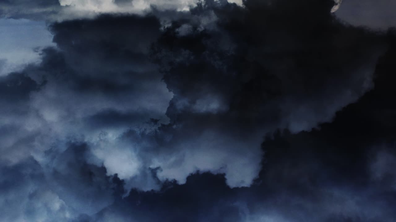 뇌우, 번개가 치는 하늘의 적란운