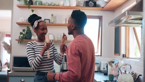 Cocina,-Pareja-Feliz-Y-Negra-Bailando