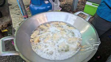 proceso de cocción de frituras de bocadillos en aceite burbujeante