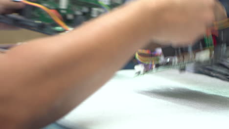 mujer montando un tablero de control