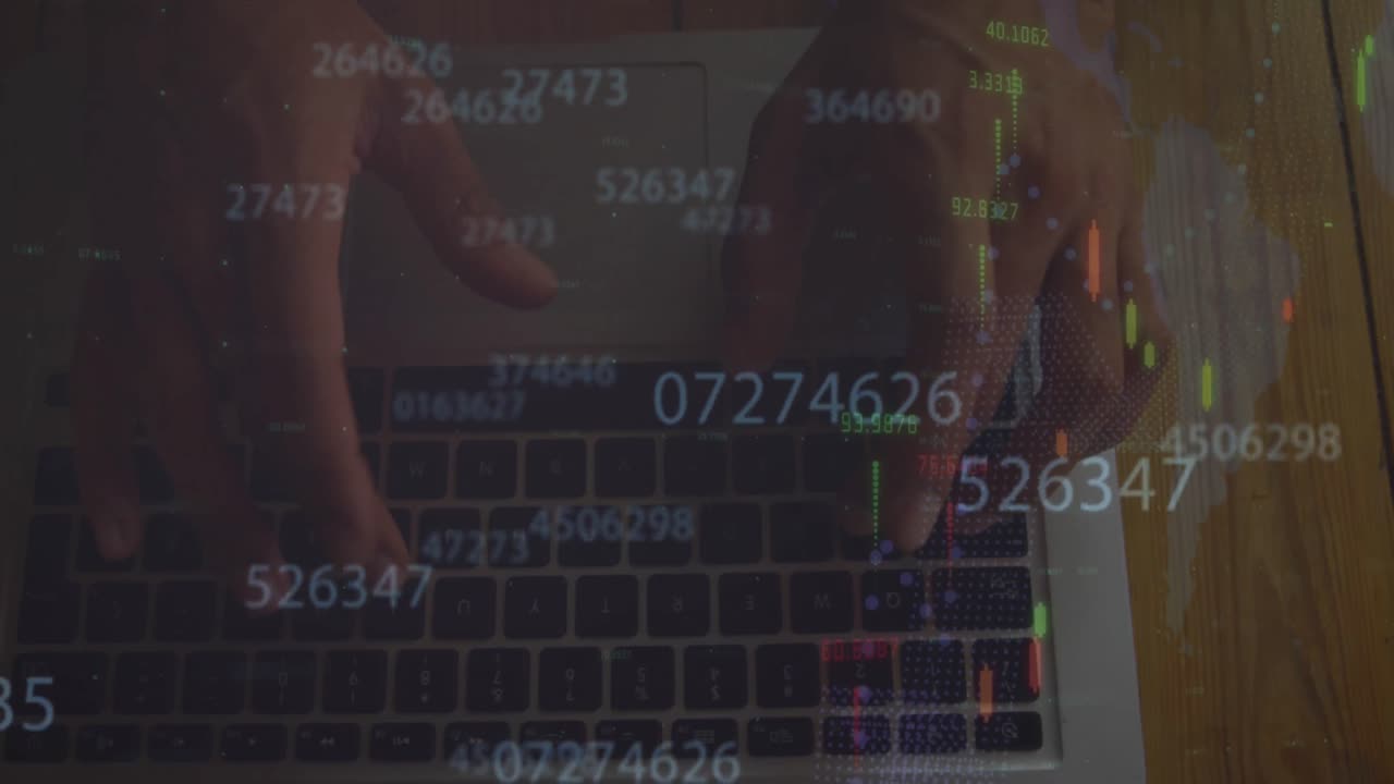 animación del procesamiento de datos financieros frente a la vista aérea de la sección media del hombre utilizando una computadora portátil