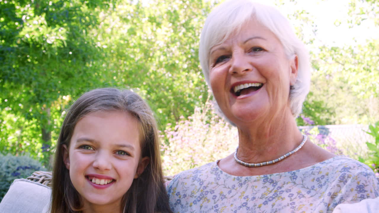 abuelos y nietos sentados en el jardín, de cerca