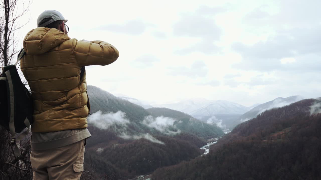 눈 인 산맥 의 사진 을 찍는 사람