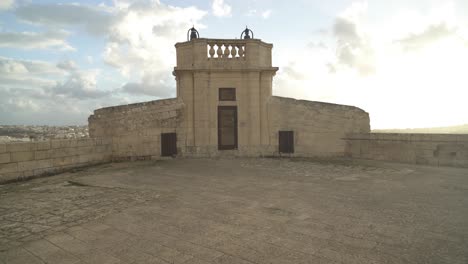 edificio en la parte superior de las murallas defensivas de la fortaleza de cittadella en un día soleado en invierno