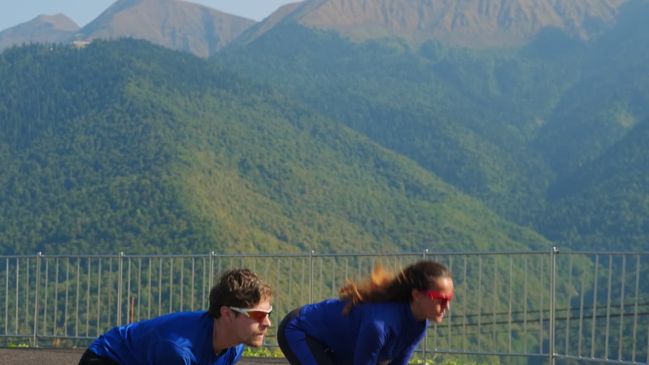 덤벨 을 들고 산 에서 운동 하는 부부