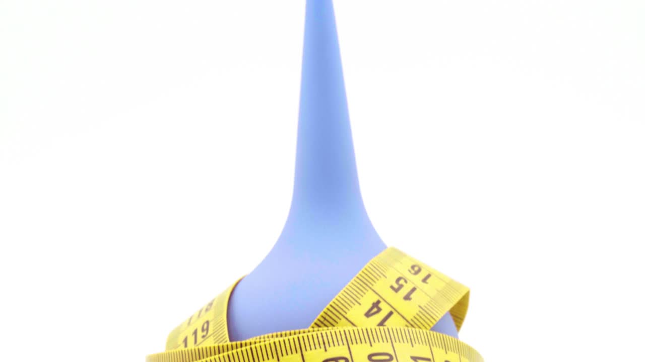 색 위에 파란색 고무 주사기를 가진 옷차림 미터