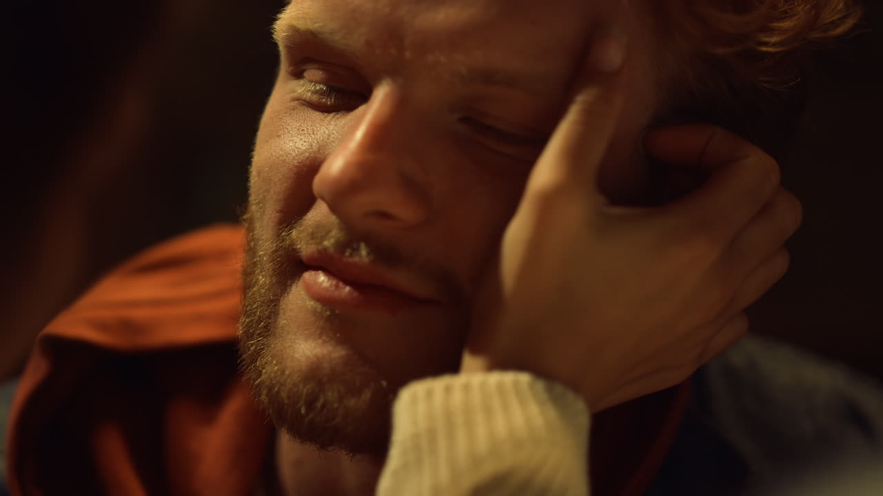 hombre satisfecho disfruta del amor en luna de miel de cerca. mujer con la mano toca la cara del chico en la cita