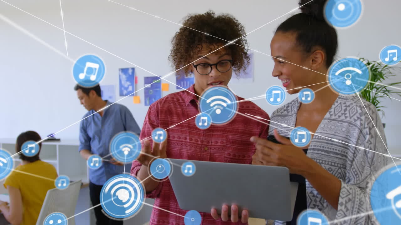 animación de una red de iconos digitales sobre un hombre y una mujer diversos discutiendo sobre una computadora portátil en la oficina