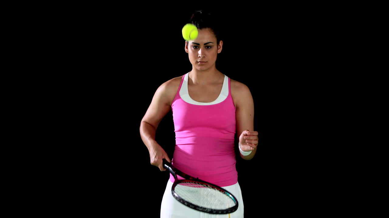 una jugadora de tenis muy guapa calentándose.