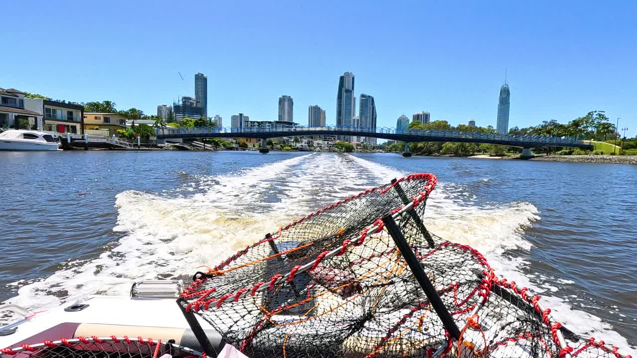 보트 는 도시 풍경 을 배경 으로 해서 크래브 비 를 가지고 여행 한다