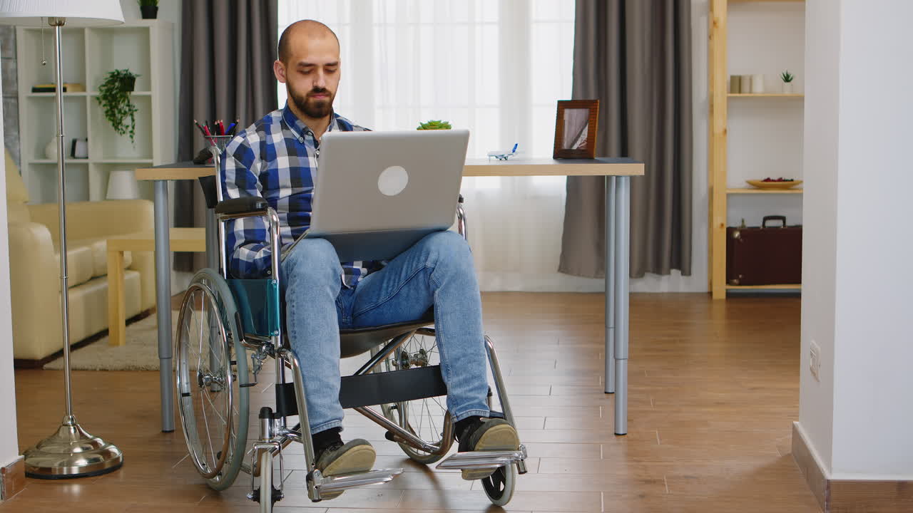 escribiendo en la computadora portátil