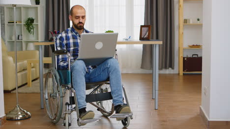 escribiendo en la computadora portátil