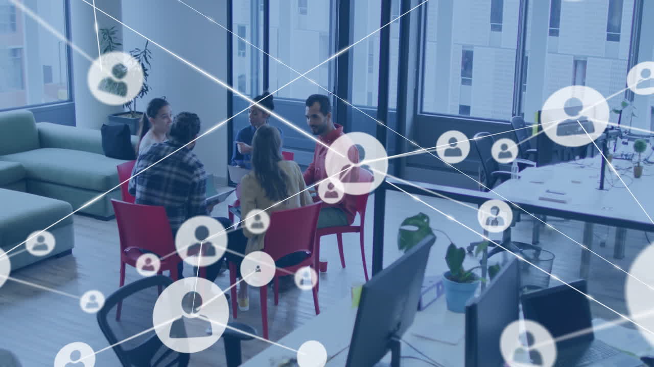 사무실에서 다양한 비즈니스 사람들 위의 사람 아이콘과의 연결 네트워크의 애니메이션