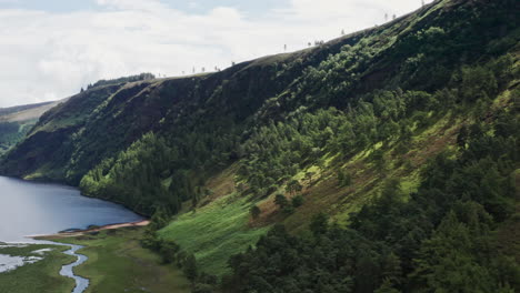 Toma-Aérea-Volando-Hacia-Las-Montañas-En-El-Parque-Nacional-De-Las-Montañas-Wicklow-En-Irlanda