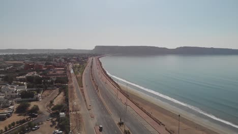 Vista-Aérea-De-Marine-Drive-Junto-A-La-Costa-De-La-Playa-En-Gwadar-Con-Tráfico-Pasando