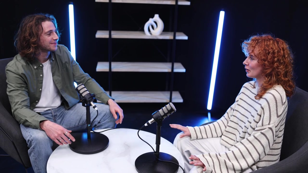Uomo e donna che registrano un podcast in uno studio moderno