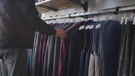 hombre navegando en la tienda para la chaqueta de traje para usar