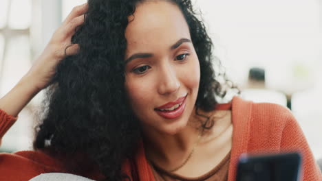 mujer feliz, teléfono móvil y hablando en video llamada