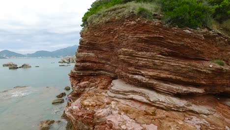 costa de roca roja con persona