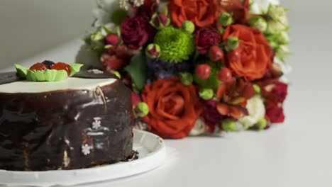 muñeco: mesa de cena con arreglo de flores y pastel de cumpleaños