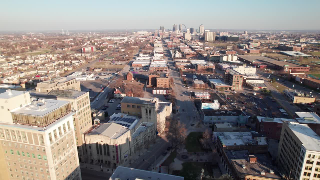 Dronebilde av St. Louis fra Grand Center- og Midtown-området, 4K.
